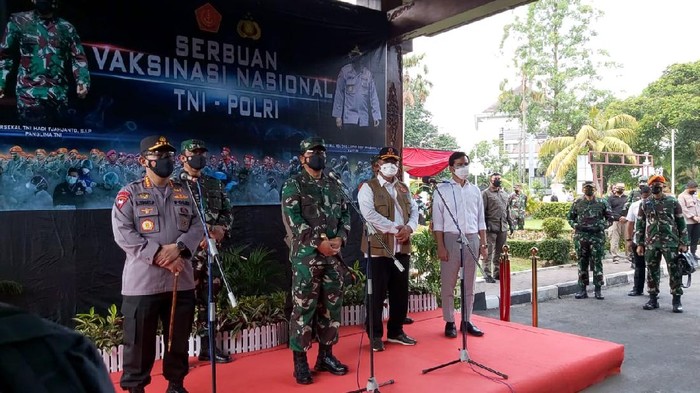 Panglima TNI Marsekal Hadi Tjahjanto, Kapolri Jenderal Listyo Sigit Prabowo dan Satgas COVID-19, Letjen Ganip Warsito saat meninjau vaksinasi di Gedung Wanita Sasana Krida Manahan, Solo, Jumat (9/7/2021).