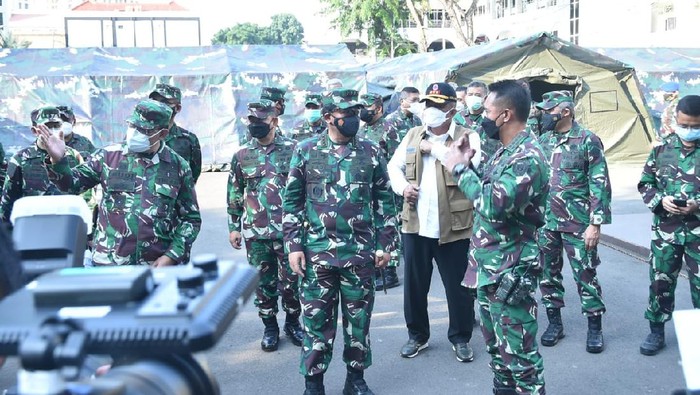 Panglima TNI Marsekal Hadi Tjahjanto saat meninjau RS Lapangan di RSPAD (Foto: Istimewa)