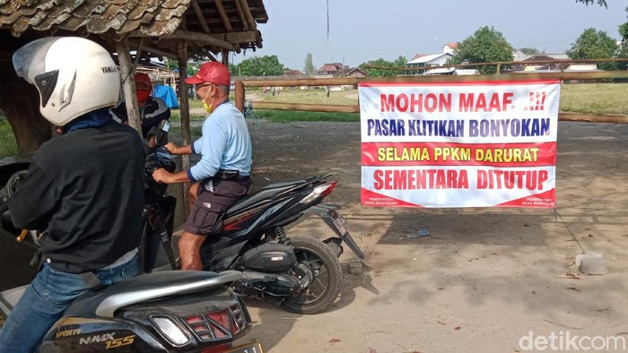 Pasar klithikan Lapangan Bonyokan, Kecamatan Jatinom, Klaten ditutup selama PPKM Darurat, Jumat (9/7/2021).