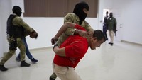 Para pelaku digelandang untuk dihadirkan dalam jumpa pers di Port-au-Prince, Haiti.