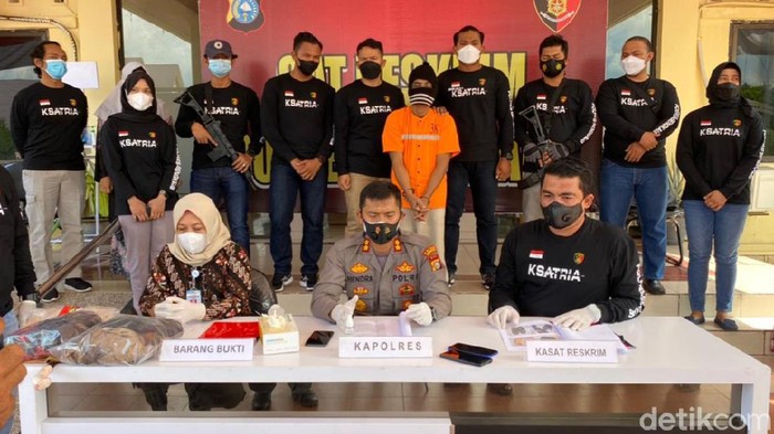 Pembunuh pelajar di Bengkalis, Riau, ditangkap. Pelaku nekat membunuh karena panik akan dilaporkan korban yang telah disodomi di kebun sawit. (Dok Polres Bengkalis)