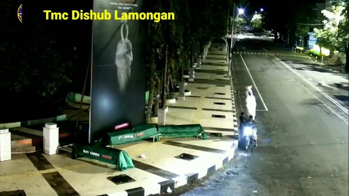 Bukannya di rumah saja selama PPKM Darurat, dua pria ini malah nekat mencuri pocong-pocongan yang ada di alun-alun. Aksi pencurian itu tertangkap kamera CCTV.