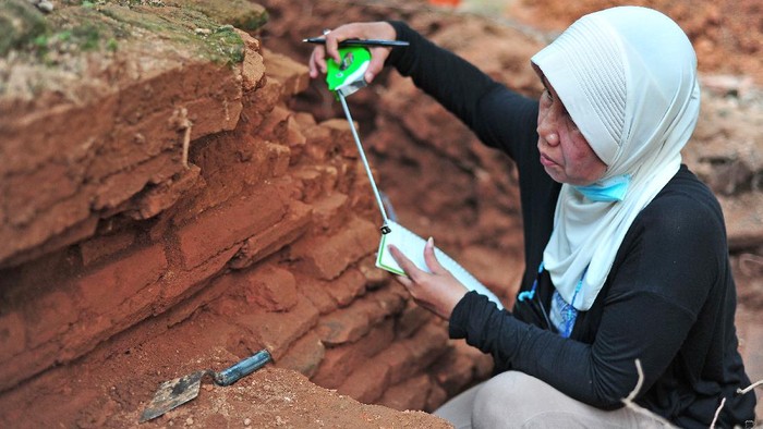 Ketua Tim Peneliti dari Balai Arkeologi Sumatera Selatan, Retno Purwanti mengukur ketebalan batuan saat ekskavasi untuk penelitian di Candi Koto Mahligai, kompleks Candi Muarajambi, Muarojambi, Jambi, Kamis (8/7/2021). Penelitian yang dilakukan Balai Arkeologi Sumatera Selatan mulai 2-17 Juli 2021 di kompleks situs yang berada di sebelah barat gerbang masuk kompleks Candi Muarajambi tersebut bertujuan mengungkap fungsi dan pemanfaatannya pada masa lampau. ANTARA FOTO/Wahdi Septiawan/wsj.