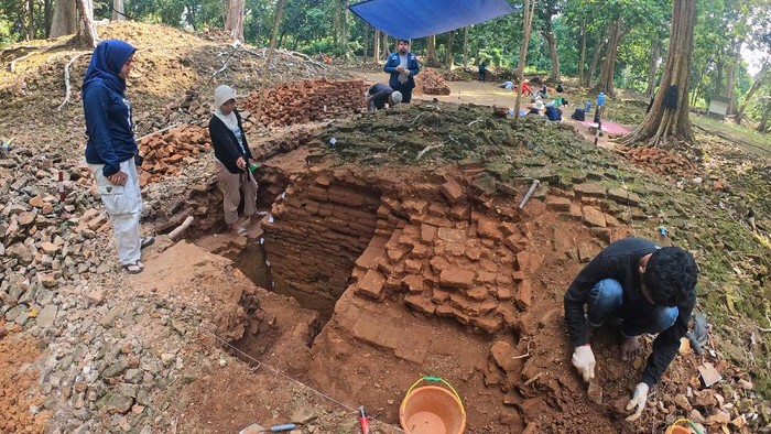 Ketua Tim Peneliti dari Balai Arkeologi Sumatera Selatan, Retno Purwanti mengukur ketebalan batuan saat ekskavasi untuk penelitian di Candi Koto Mahligai, kompleks Candi Muarajambi, Muarojambi, Jambi, Kamis (8/7/2021). Penelitian yang dilakukan Balai Arkeologi Sumatera Selatan mulai 2-17 Juli 2021 di kompleks situs yang berada di sebelah barat gerbang masuk kompleks Candi Muarajambi tersebut bertujuan mengungkap fungsi dan pemanfaatannya pada masa lampau. ANTARA FOTO/Wahdi Septiawan/wsj.