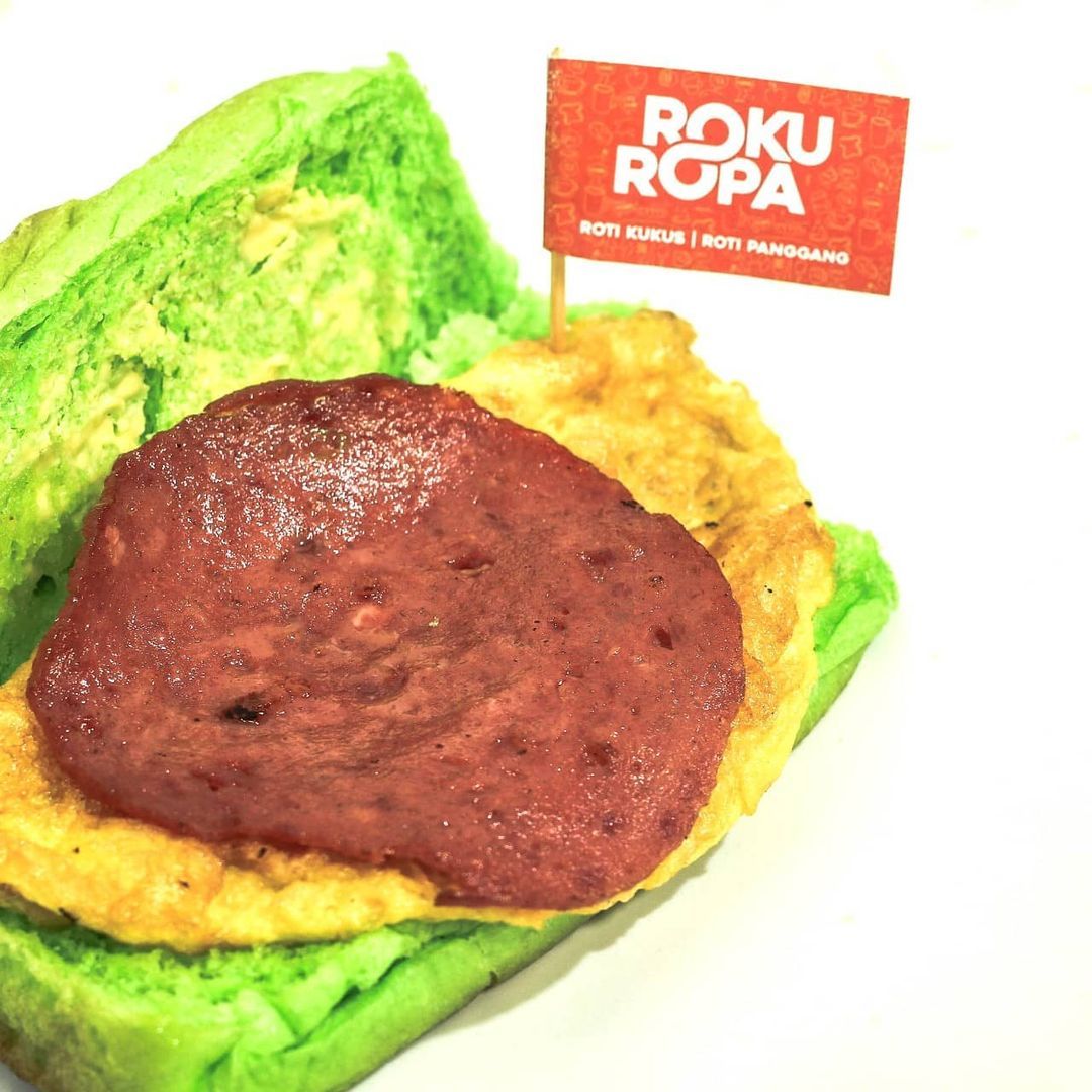 Salut! Wanita Cantik Ini Tak Gengsi Bantu Ibu Jualan Roti Kukus