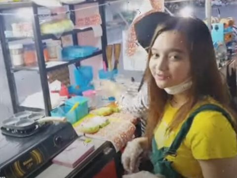 Salut! Wanita Cantik Ini Tak Gengsi Bantu Ibu Jualan Roti Kukus