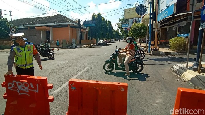 Penutupan ruas jalan Sunan Muria arah menuju Simpang Tujuh Kudus, Jumat (9/7/2021)