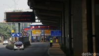 Tak terlihat adanya kepadatan kendaraan yang mengarah ke Jakarta.