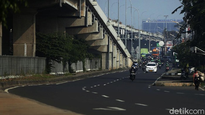 Petugas melakukan penyekatan pembatasan mobilitas masyarakat pada PPKM darurat di Jalan Kalimalang menuju Jakarta. Kini lalin di Kalimalang menjadi lengang.