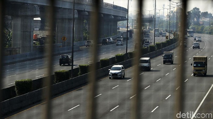 Petugas melakukan penyekatan pembatasan mobilitas masyarakat pada PPKM darurat di Jalan Kalimalang menuju Jakarta. Kini lalin di Kalimalang menjadi lengang.