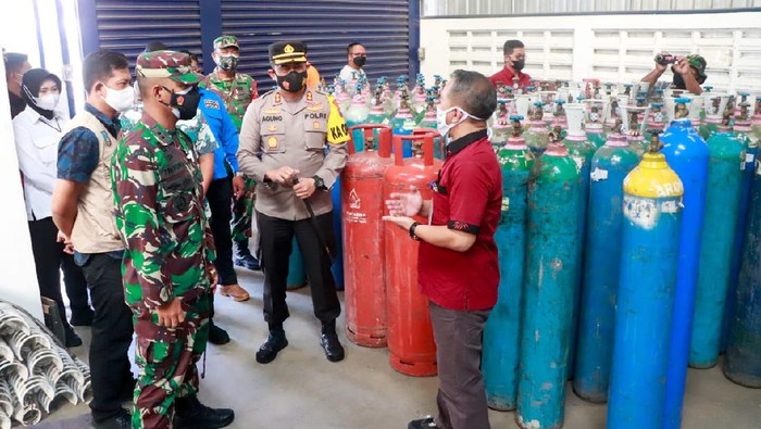 Petugas gabungan polisi-TNI menggelar sidak ke beberapa depo oksigen medis di Kabupaten Jombang