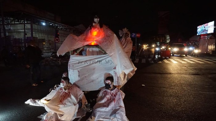 Polisi Terjunkan Mba Kunti dan Cak Pocong untuk Tutup Jalan di Mojokerto