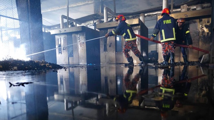 Potret Pabrik di Bangladesh yang Terbakar dan Tewaskan 52 Orang Kebakaran hebat terjadi di sebuah pabrik makanan di Bangladesh dan menewaskan sedikitnya 52 orang.