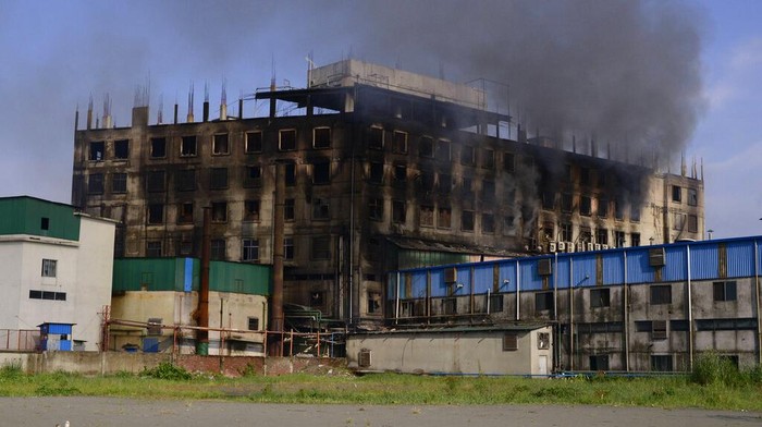 Potret Pabrik di Bangladesh yang Terbakar dan Tewaskan 52 Orang Kebakaran hebat terjadi di sebuah pabrik makanan di Bangladesh dan menewaskan sedikitnya 52 orang.