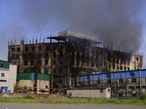 Potret Pabrik di Bangladesh yang Terbakar dan Tewaskan 52 Orang