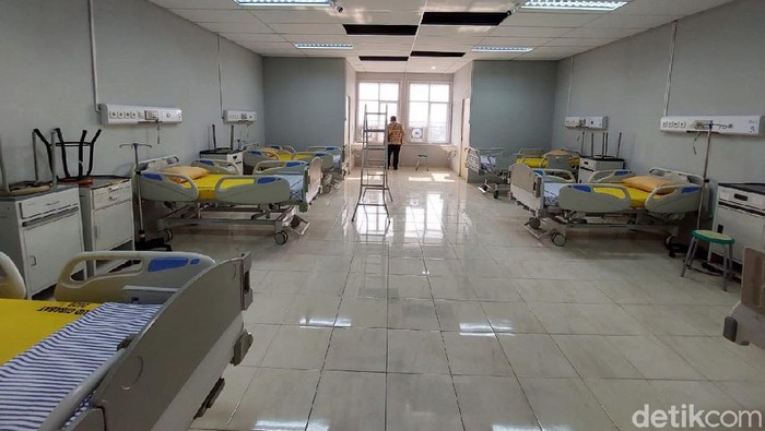 RSUD Cibabat, Kota Cimahi, telah menyiapkan ruang dan menambah 32 bed untuk isolasi pasien COVID-19. Begini penampakannya.