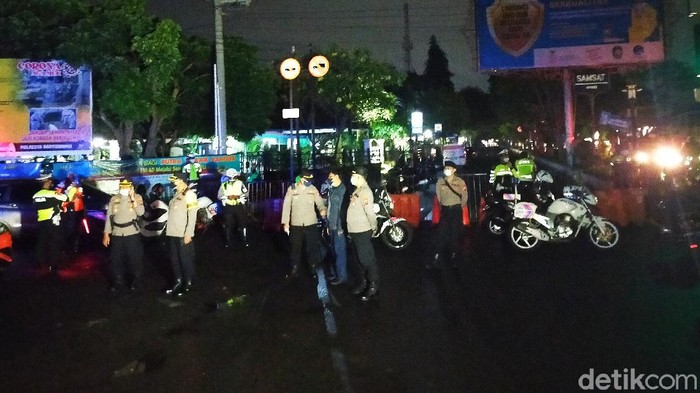 Satgas COVID-19 Banyuwangi lockdown pusat kota. Beberapa akses masuk ke perkotaan ditutup total dengan menggunakan pagar dan barrier.