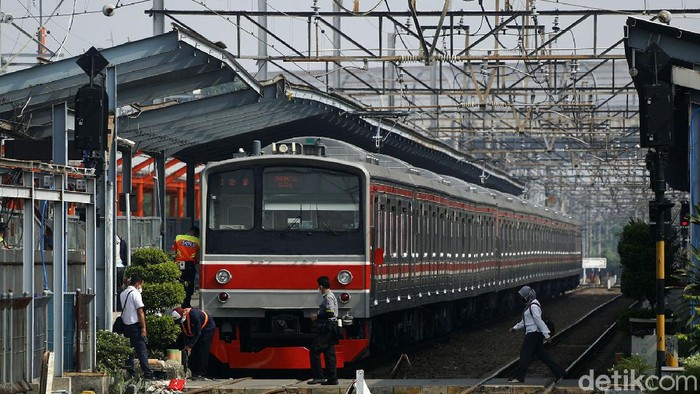 PPKM Darurat, Suasana Stasiun KA Bekasi Sepi Pemerintah telah menerapkan PPKM darurat mulai dari 3 hingga 20 Juli 2021 mendatang. Suasana di stasiun Bekasi pun terpantau sepi.