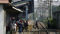 Padahal biasanya pada saat jam keberangkatan kerja, stasiun Bekasi kerap dipadati oleh penumpang.