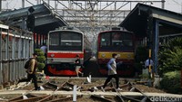 Tak terlihat adanya kepadatan calon penumpang di peron stasiun. Peron arah Jakarta tampak lengang. Begitu pun arah sebaliknya seperti ke Cikarang.