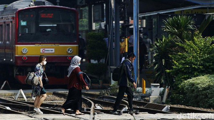 Pemerintah telah menerapkan PPKM darurat mulai dari 3 hingga 20 Juli 2021 mendatang. Suasana di stasiun Bekasi pun terpantau sepi.