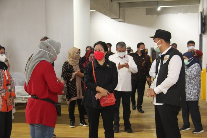Ketua DPR RI Puan Maharani meminta pemerintah terus melindungi tenaga kesehatan (Nakes) baik secara fisik maupun mental. Hal ini penting dilakukan pasalnya gelombang kedua penularan COVID-19 kembali membuat banyak Nakes berguguran.