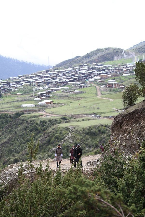 Perjalanan ini dilakukan untuk melihat langsung penanganan dan penerapan protokol kesehatan di desa-desa terpencil Bhutan. (His Majesty King Jigme Khesar Namgyel Wangchuck/Facebook) Perjalanan ini dilakukan untuk melihat langsung penanganan dan penerapan protokol kesehatan di desa-desa terpencil Bhutan. (His Majesty King Jigme Khesar Namgyel Wangchuck/Facebook)
