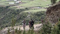 Perjalanan ini dilakukan untuk melihat langsung penanganan dan penerapan protokol kesehatan di desa-desa terpencil Bhutan. (His Majesty King Jigme Khesar Namgyel Wangchuck/Facebook)
