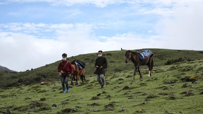 Foto Raja Bhutan Naik-Turun Gunung, Susuri Perbatasan Kampanye Prokes