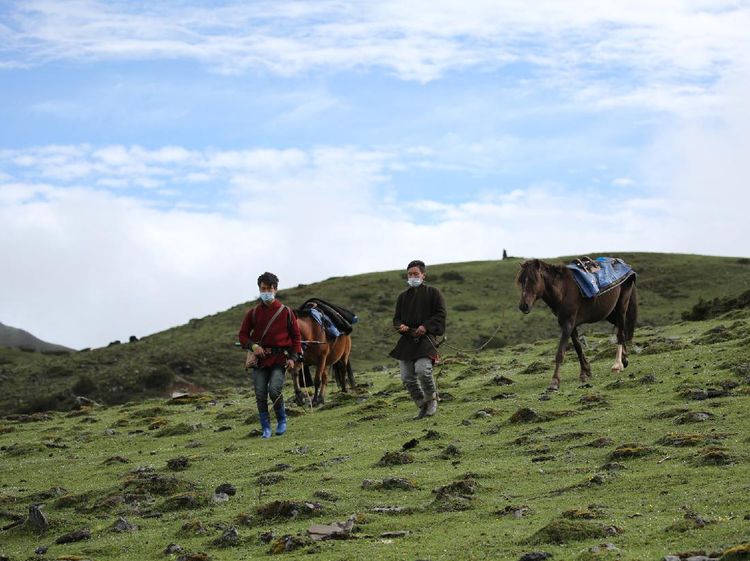 Foto Raja Bhutan Naik-Turun Gunung, Susuri Perbatasan Kampanye Prokes