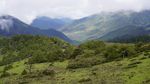 Foto Raja Bhutan Naik-Turun Gunung, Susuri Perbatasan Kampanye Prokes