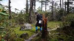 Foto Raja Bhutan Naik-Turun Gunung, Susuri Perbatasan Kampanye Prokes