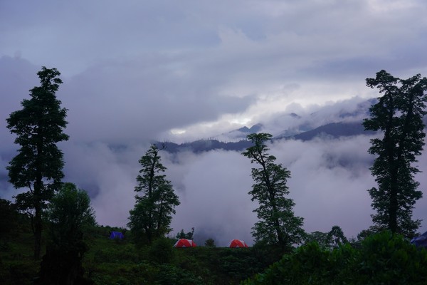 Saat berada di gunung, Raja Jigme dan pengawalnya bermalam di tenda. (His Majesty King Jigme Khesar Namgyel Wangchuck/Facebook) Saat berada di gunung, Raja Jigme dan pengawalnya bermalam di tenda. (His Majesty King Jigme Khesar Namgyel Wangchuck/Facebook)