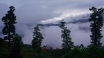 Foto Raja Bhutan Naik-Turun Gunung, Susuri Perbatasan Kampanye Prokes