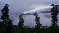 Saat berada di gunung, Raja Jigme dan pengawalnya bermalam di tenda. (His Majesty King Jigme Khesar Namgyel Wangchuck/Facebook)