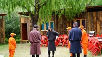 Kehadiran raja membuat masyarakat yakin bahwa mereka tidak sendirian dalam melawan pandemi.  (His Majesty King Jigme Khesar Namgyel Wangchuck/Facebook)