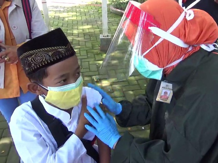 Ratusan Anak Usia 12-17 Tahun di Kota Malang Divaksin
