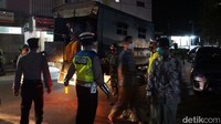  Tidak hanya para pedagang, petugas juga melakukan razia bagi warga yang kedapatan masih di luar rumah di atas jam sembilan malam.