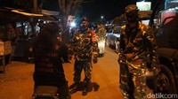 Tim gabungan yang terdiri dari TNI, Polri, dan Satpol PP menggelar razia PPMK darurat di Jalan Raya Cap Gawen, Kedungwuni, Pekalongan, Kamis (8/7/2021) malam.
