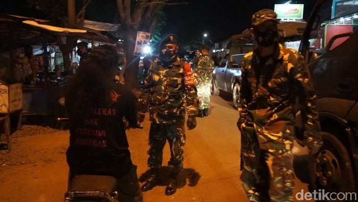 Petugas gabungan melakukan razia terkiat PPKM darurat, terutama saat jam malam di Pekalongan. Ratusan orang terjaring dalam razia tersebut.