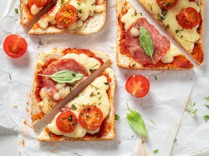 Resep Pizza Roti Panggang Topping Keju yang Praktis
