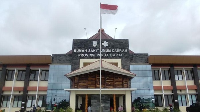 RSUD Papua Barat di kabupaten Manokwari tak lagi mampu menerima pasien COVID-19 sejak Jumat (9/7/2021). (ANTARA/HANS ARNOLD KAPISA)