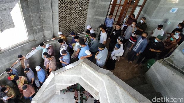 Salat Jumat dengan prokes di Masjid Al Markaz Al Islami Makassar saat PPKM.