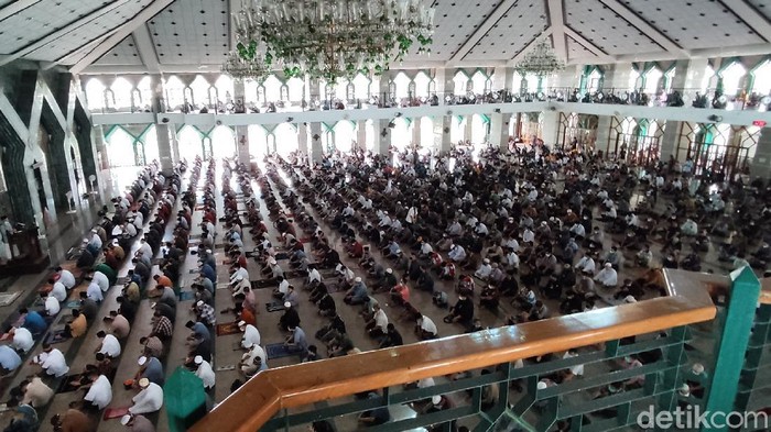 Salat Jumat dengan prokes di Masjid Al Markaz Al Islami Makassar saat PPKM.