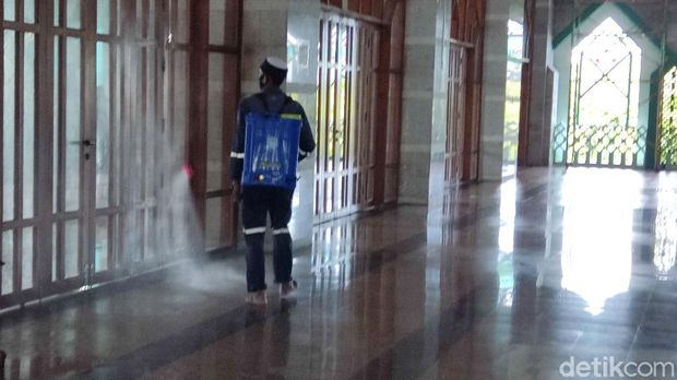 Salat Jumat dengan prokes di Masjid Al Markaz Al Islami Makassar saat PPKM.