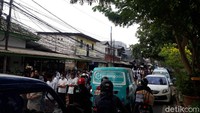 Sedangkan lalu lintas di sekitar lokasi tampak tersendat. Antrean kendaraan terjadi di Jalan Sunter Kemayoran ke arah Jalan HBR Motik. (Foto: Tim detikcom)
