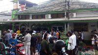 Sebagian jemaah tampak melaksanakan salat Jumat di jalan. Beberapa di antara mereka tak memakai masker. (Foto: Tim detikcom)
