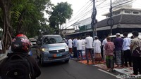 Sekitar pukul 12.40 WIB, kedua masjid tersebut telah merampungkan salat Jumat. Para jemaah tampak langsung bubar meninggalkan masjid. (Foto: Tim detikcom)