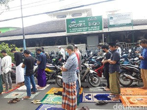2 Masjid di Sunter Jakut Gelar Salat Jumat, Saf Meluas ke Jalan