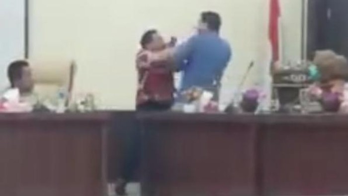Screenshot video viral anggota DPRD Labusel betumbuk di ruang rapat (dok. Istimewa)